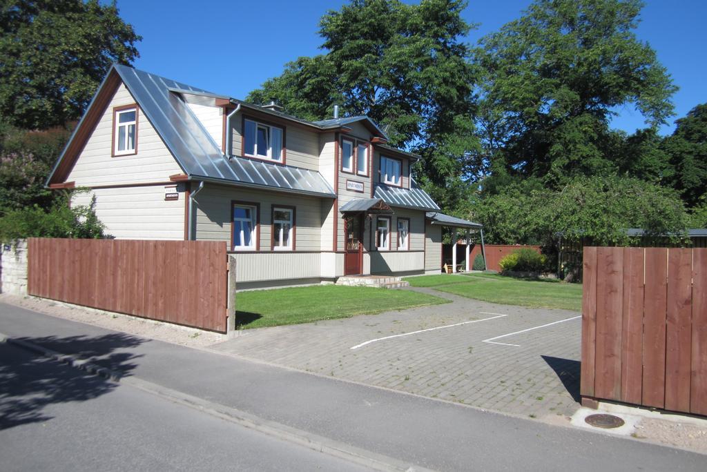 Paerna Guesthouse & Apartments Kuressaare Oda fotoğraf
